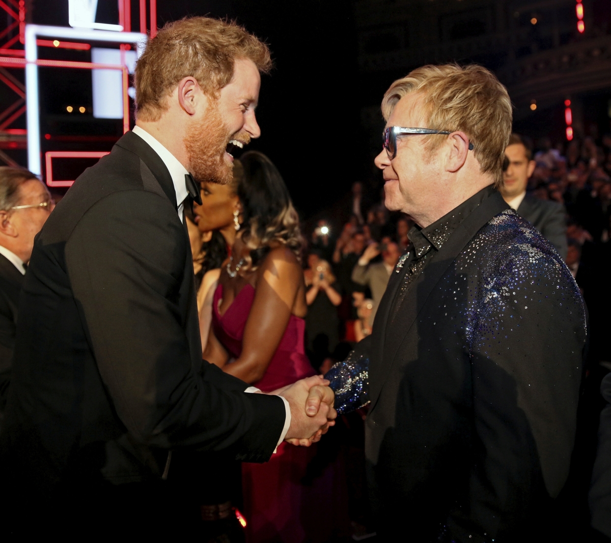 Princ Harry a spevák Elton John spoločne na archívnom zábere.