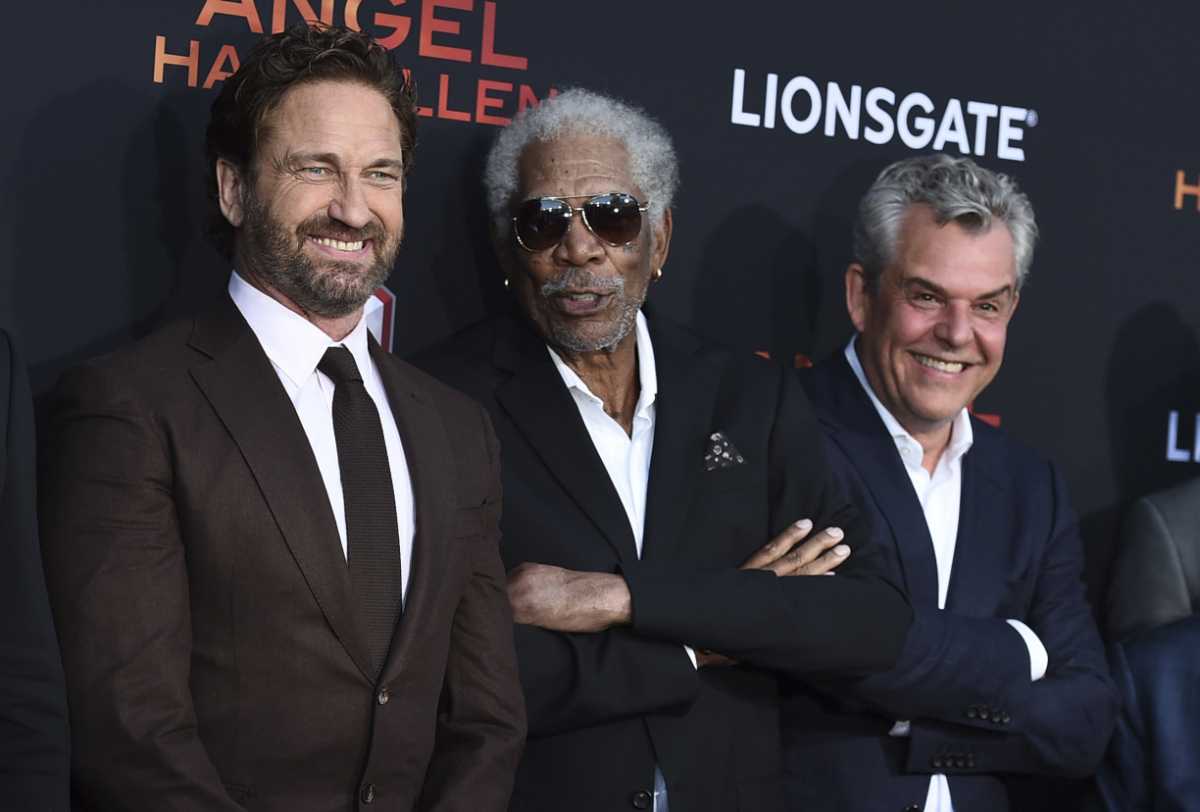Zľava: Herci Gerard Butler, Morgan Freeman a Danny Huston pózujú fotografom. 