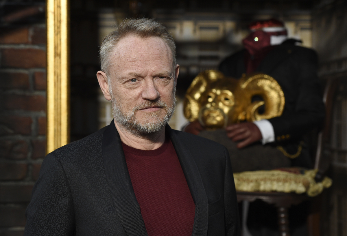 Herec Jared Harris pózuje na premiére seriálu Carnival Row. 