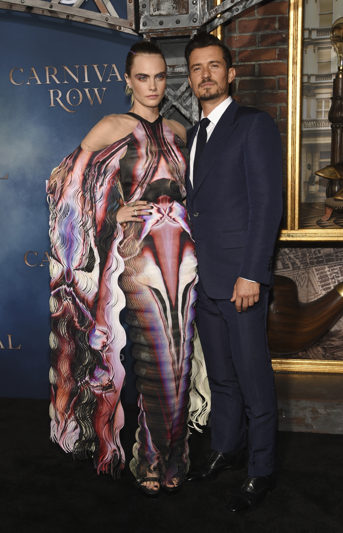 Herečka Cara Delevingne a jej kolega Orlando Bloom na seriálovej premiére. 