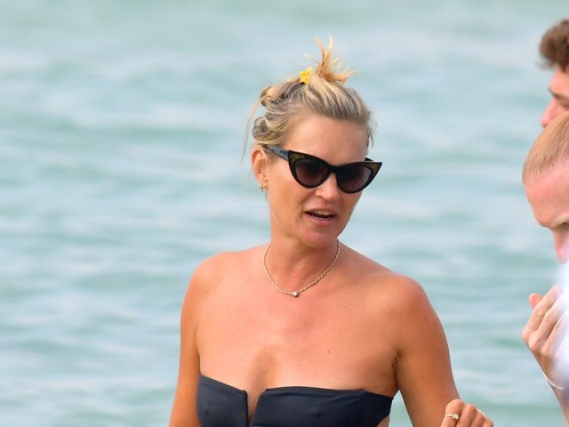 Topmodelka Kate Moss na pláži v Saint Tropez. Takto si užívala slnečné počasie a more.