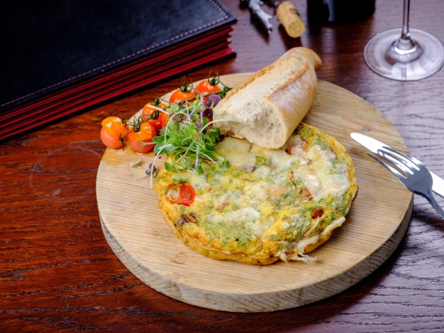 Dubáková frittata s cherry paradajkami a parmezánom