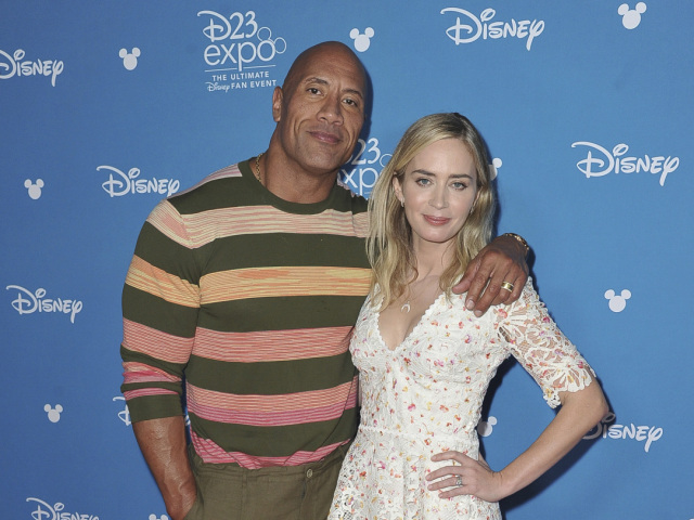Dwayne Johnson (vľavo) a Emily Blunt 