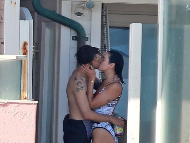 Speváčka Dua Lipa a jej partner Anwar Hadid spoločne na pláži v Malibu.