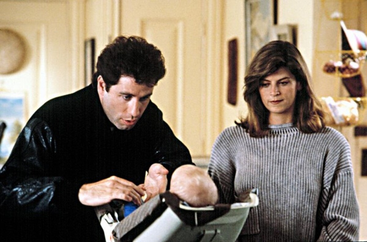 Herci John Travolta a Kirstie Alley na zábere z filmu Pozri sa, kto to hovorí. 