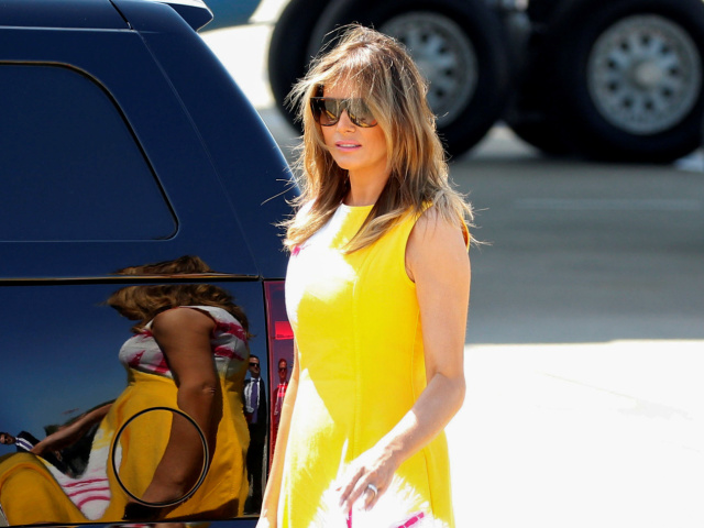 Prvá dáma USA Melania Trump v denimových šatách z dielne Calvin Klein.