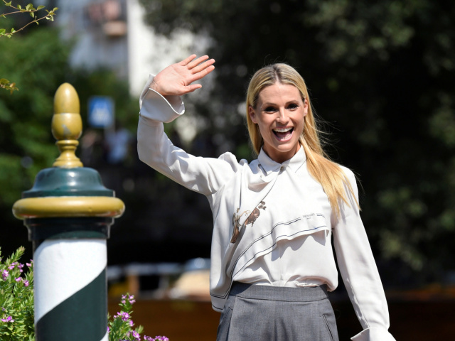 Moderátorka Michelle Hunziker predvádza horúci trend - elegantné široké nohavice. 