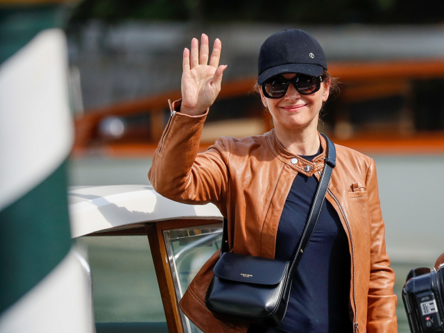 Herečka Juliette Binoche v koženej bunde prichádza na filmový festival v Benátkach. 