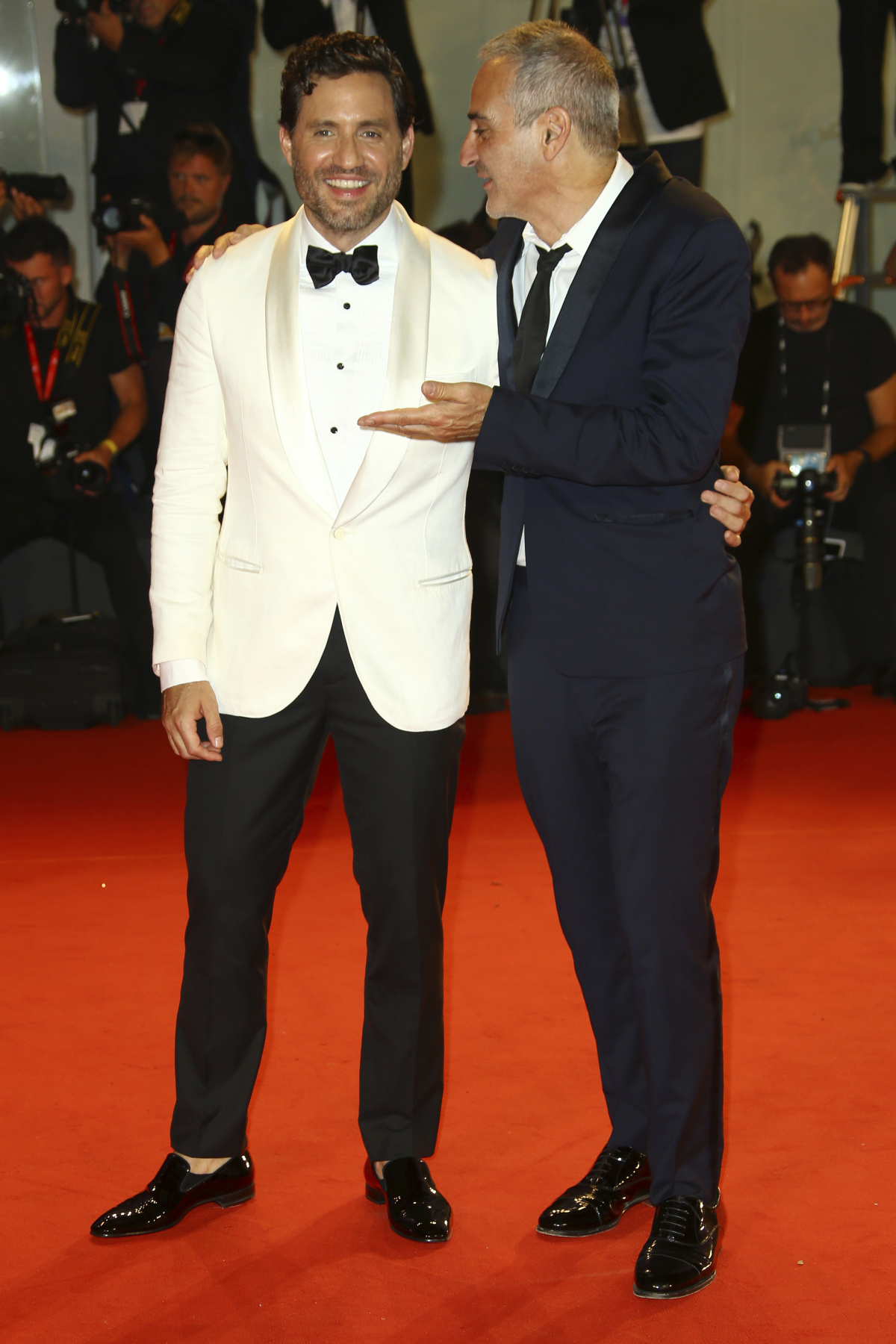 Herci Edgar Ramirez (vľavo) a Olivier Assayas pózovali spoločne. 