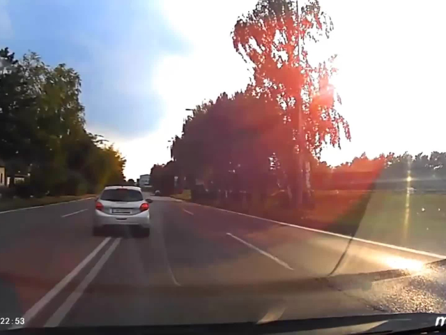 Auto cez dve čiary