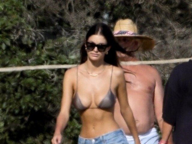 Modelka Camila Morrone na pláži v Malibu. 