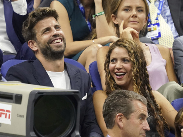 Futbalista Gerard Pique a jeho partnerka Shakira v hľadisku. Nad nimi sedí slovenská tenistka Daniela Hantuchová. 