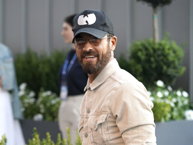 Herec Justin Theroux prichádza na štvrťfinálový zápas U.S. Open v New Yorku.