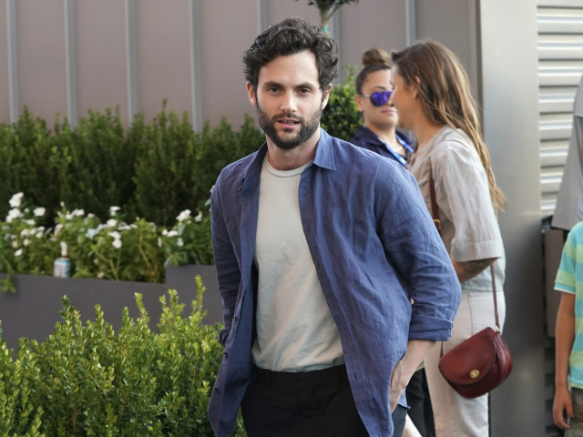 Herec Penn Badgley.