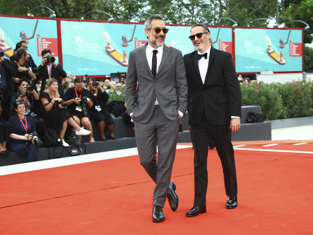 Joaquin Phoenix (vpravo) a režisér Todd Phillips