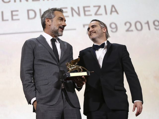 Režisér Todd Phillips (vľavo) s cenou Zlatý lev pre najlepší film. Odniesol si ju za film Joker, v ktorom hlavnú rolu stvárnil Joaquin Phoenix. 