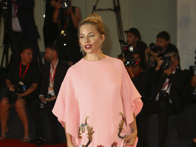 Herečka Sienna Miller v kreácii Gucci bola neprehliadnuteľná. 