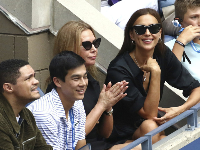 Modelka Irina Shayk (vpravo) počas mužského finále U.S. Open v New Yorku.