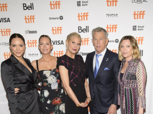David Foster priviedol do Toronta svoje ženy. Zľava: Manželka Katharine McPhee a dcéry Erin Foster, Amy Foster a Jordan Foster.