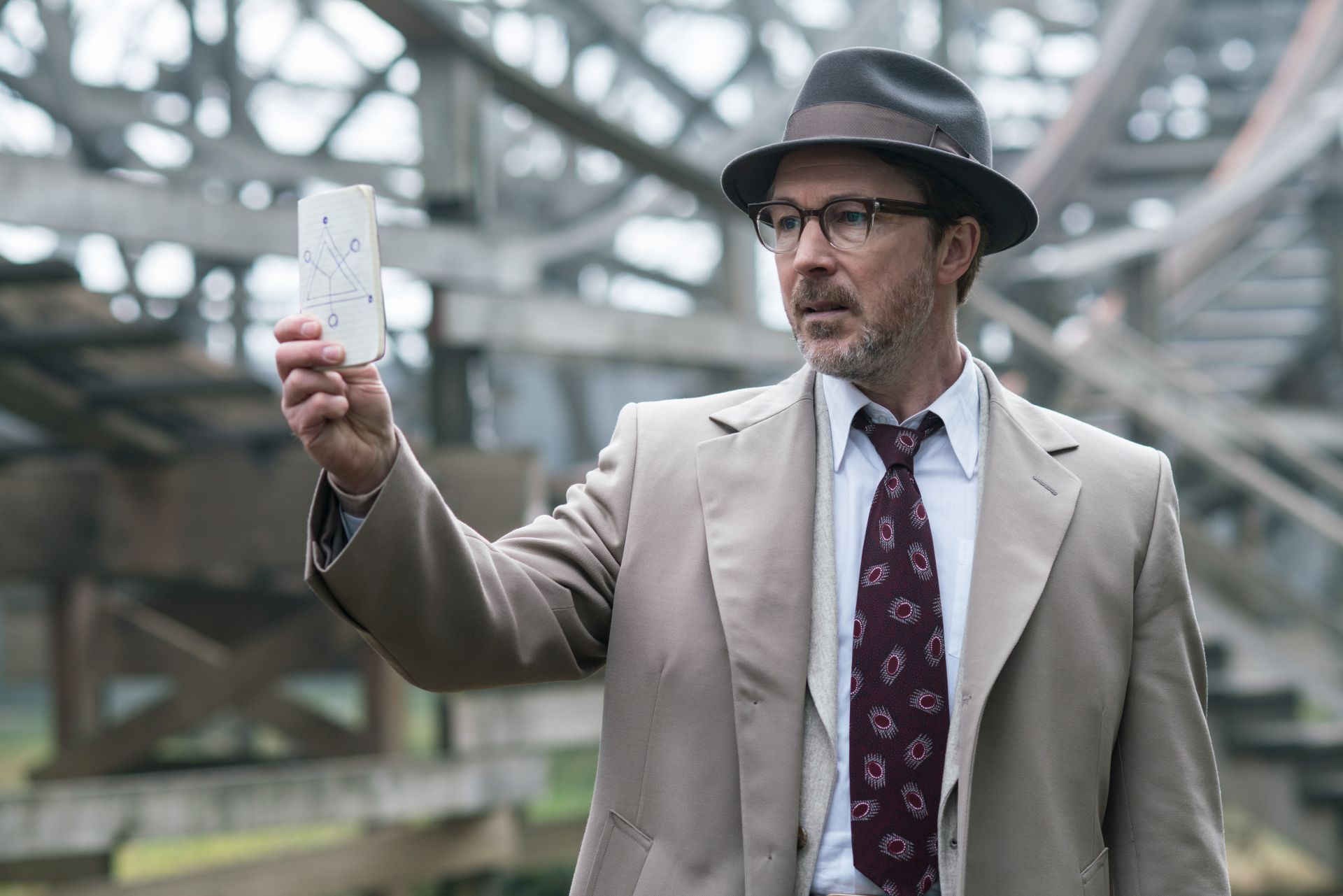 Hviezda seriálu Hra o tróny - Aiden Gillen - sa tentokrát divákom predstaví ako profesor Hynek.