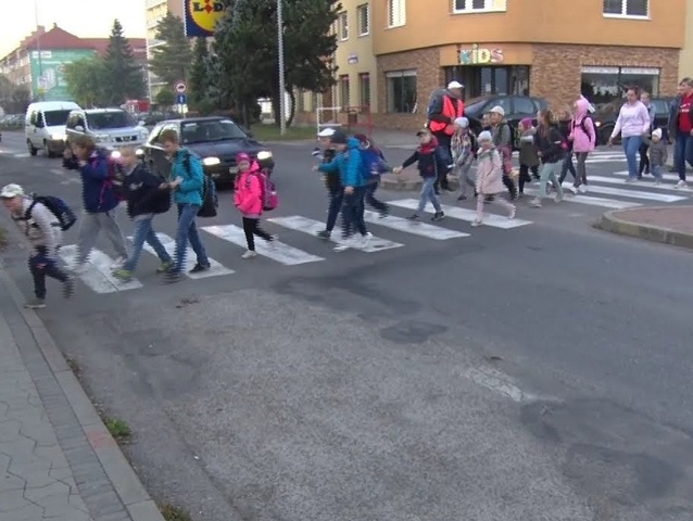 novaky skola deti pesi