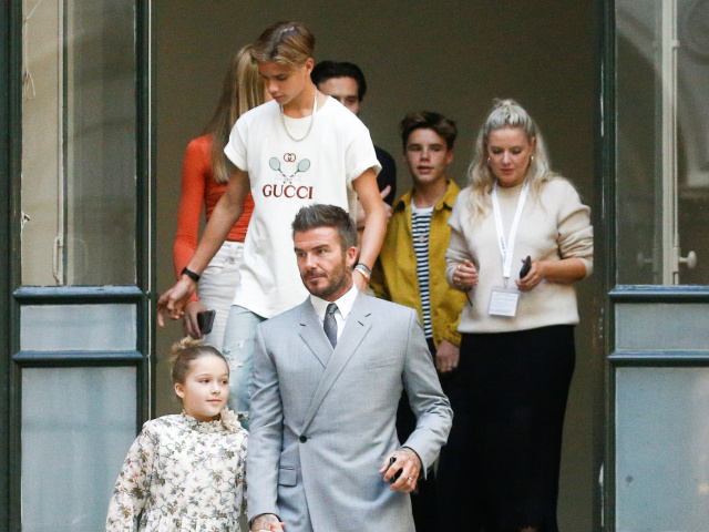 David Beckham a jeho dcéra Harper odchádzajú z prehliadky Victoria Beckham v Londýne. 
