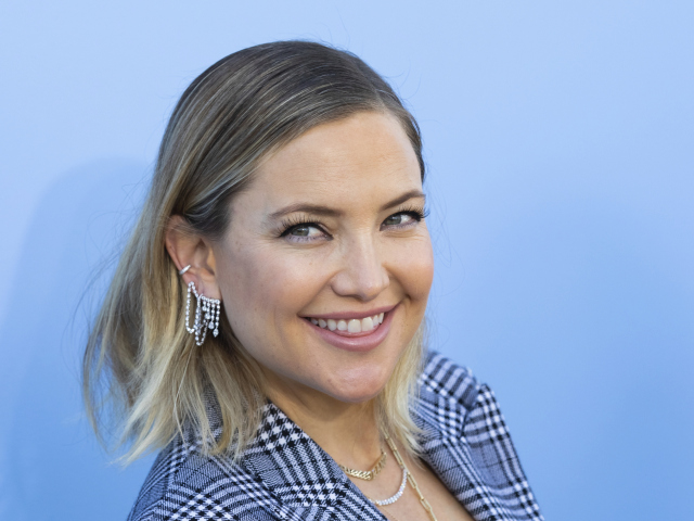 Herečka Kate Hudson na prehliadke Michael Kors v károvanej kreácii. 