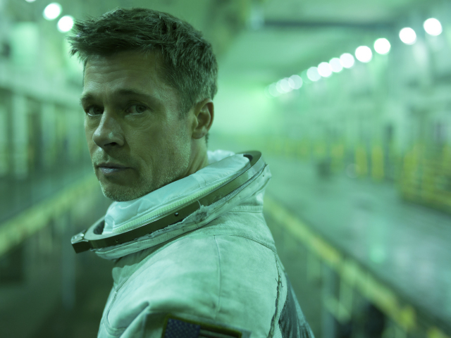 Herec Brad Pitt na zábere z filmu Ad Astra.