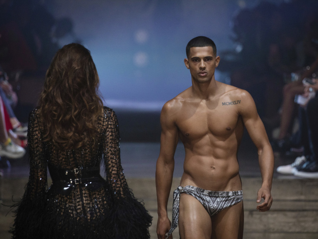 Model v plavkách z novej kolekcie Julien Macdonald Jar/Leto 2020 v Londýne.