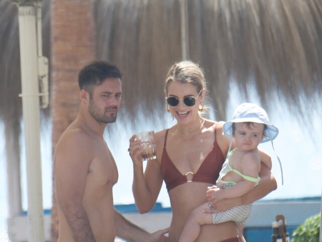 Modelka a televízna osobnosť Vogue Williams s manželom Spencerom Matthewsom a synom Theodorom dovolenkovali v Marbelle. 