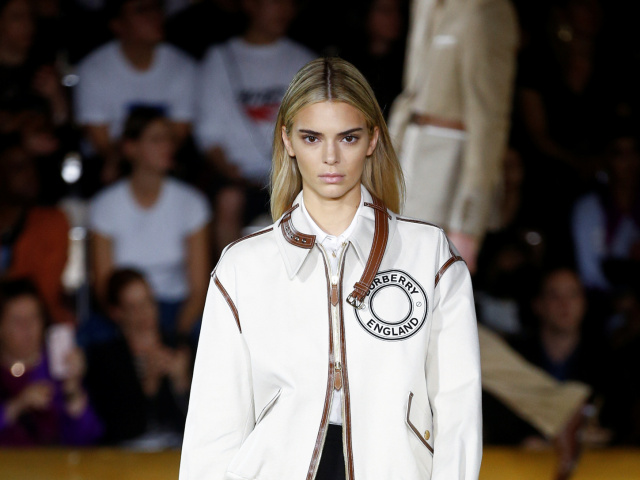 Topmodelka Kendall Jenner na prehliadke Burberry v Londýne v kolekcii Jar/Leto 2020.