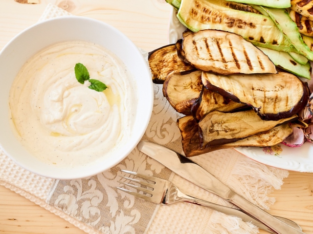 Grilovaný baklažán s omáčkou tahini