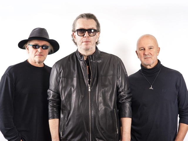 Hudobné trio (zľava) Michael Kocáb, Richard Müller a Ondřej Soukup vyrážajú spolu na turné. 