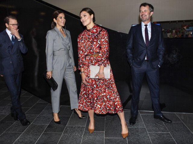 Švédska korunná princezná Victoria (druhá sprava) a jej manžel, princ Daniel (vľavo) prišli na návštevu Dánska. Na snímke s korunným princom Frederikom a jeho manželkou - princeznou Mary.