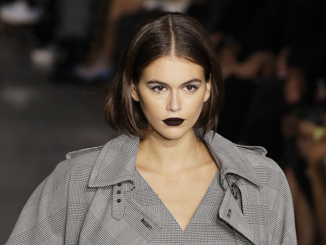 Modelka Kaia Gerber predvádza svoje temné matné pery na prehliadke Max Mara.