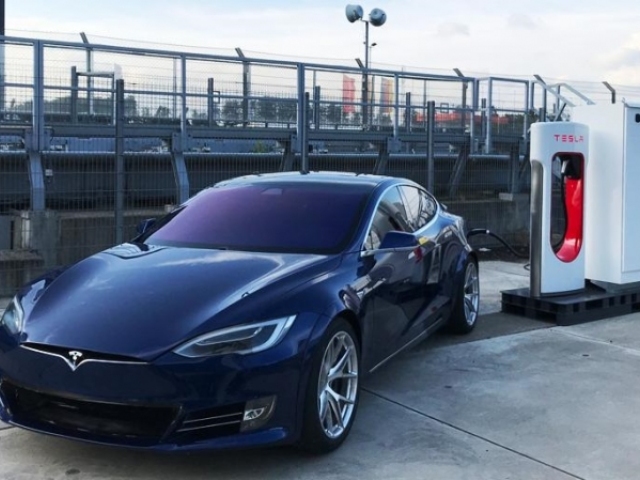 Tesla - špeciál pre Nurburgring