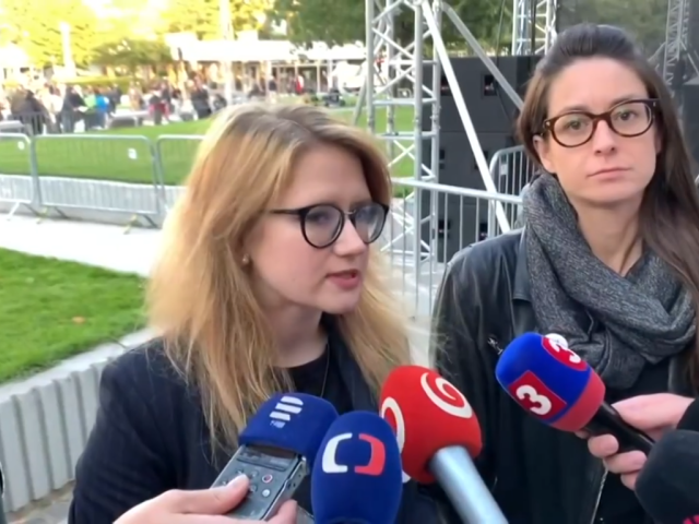 Karolína Farská, Eva Lavríková
