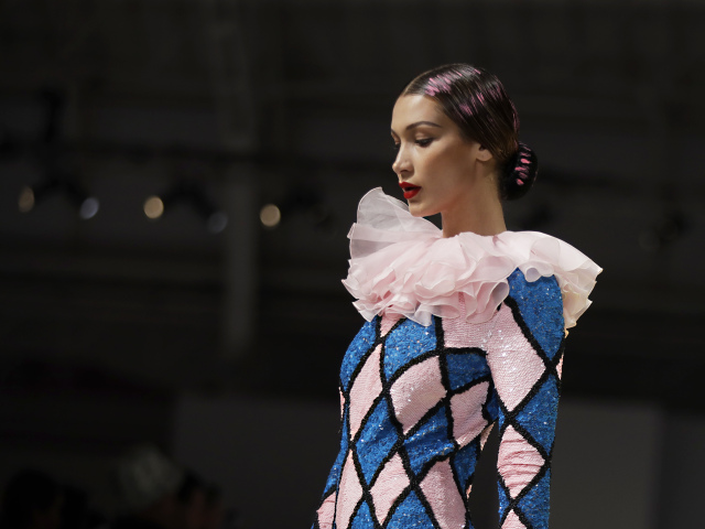 Modelka Bella Hadid nechýbala na prehliadke značky Moschino.