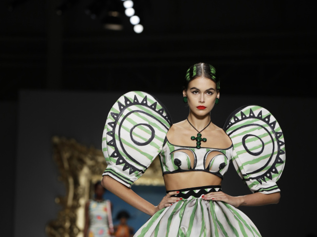 Topmodelka Kaia Gerber v kreácii z kolekcie Moschino Jar/Leto 2020.