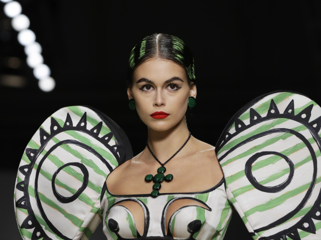 Topmodelka Kaia Gerber v kreácii z kolekcie Moschino Jar/Leto 2020.