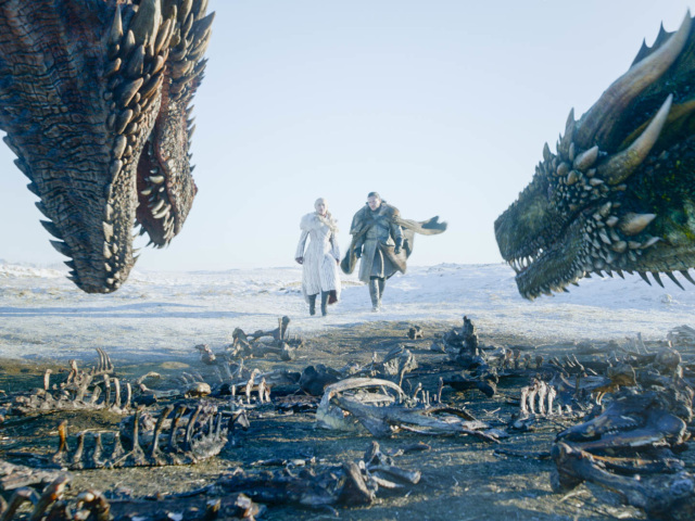 Záber zo seriálu Hra o tróny - na snímke Emilia Clarke a Kit Harington.