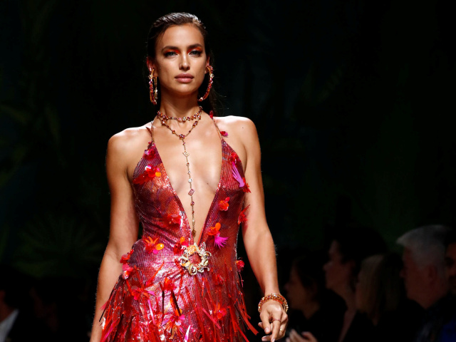 Topmodelka Irina Shayk v kreácii z novej kolekcie Versace na sezónu Jar/Leto 2020.