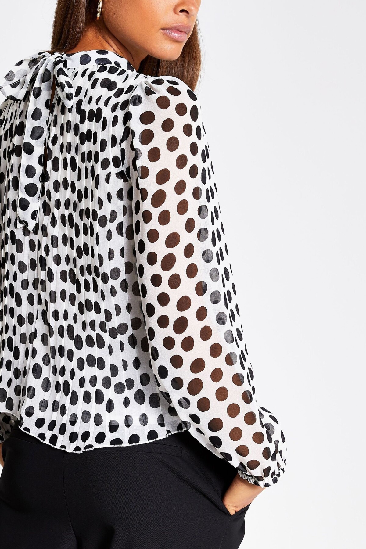 Blúzka s viazačkou na zadnej časti značky River Island, predáva sa za 31 eur. 