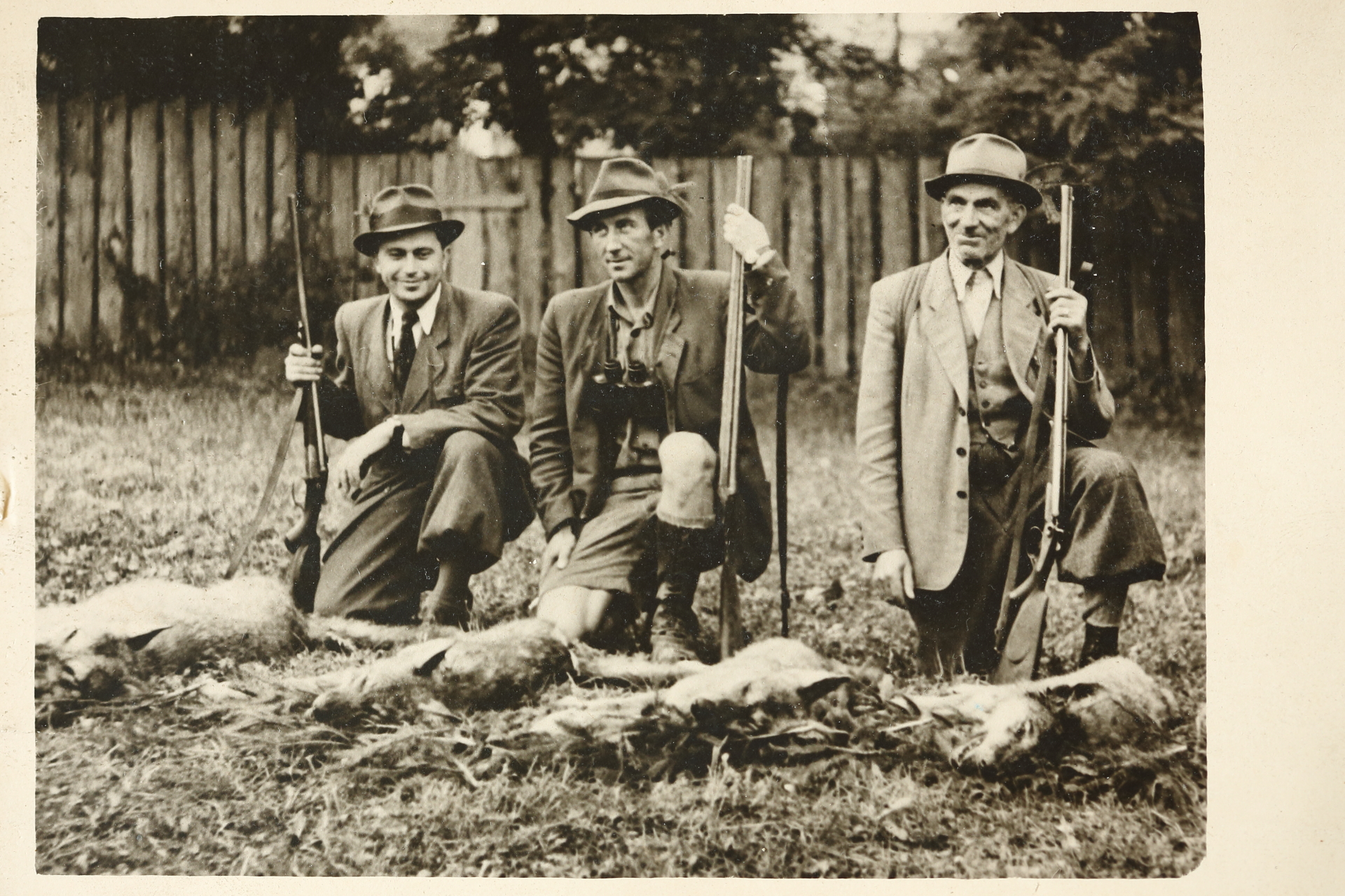 Aladár Kaliský (v strede), vedúci Štátnej lesnej správy v Hronci v roku 1947 pred piatimi zastrelenými vlkmi.