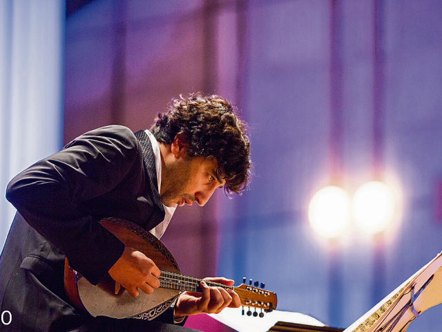 Avi Avital je virtuózny mandolinista.