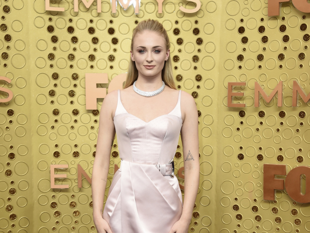 Herečka Sophie Turner v kreácii Louis Vuitton. 