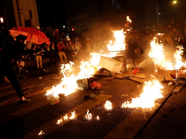HONGKONG protest, demonštrácia, oheň, barikáda