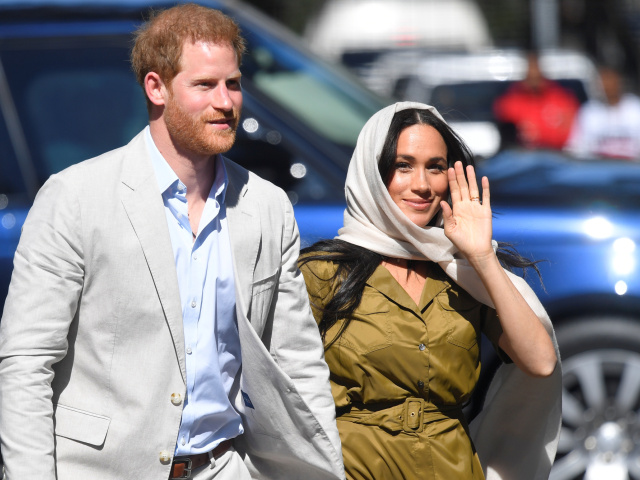 Princ Harry a jeho manželka Meghan, vojvodkyňa zo Sussexu prichádzajú do mešity Auwal Mosque, prvej a najstaršej mešity v Juhoafrickej republike. 