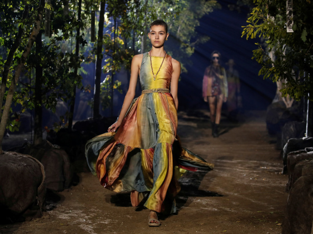 Modelka v kreácii Christian Dior z kolekcie Jar/Leto 2020.