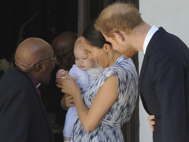 Princ Harry a Meghan, vojvodkyňa zo Sussexu držia v náručí synčeka Archieho pri stretnutí s arcibiskupom Desmondom Tutu a jeho manželkou Leah v Kapskom meste. 